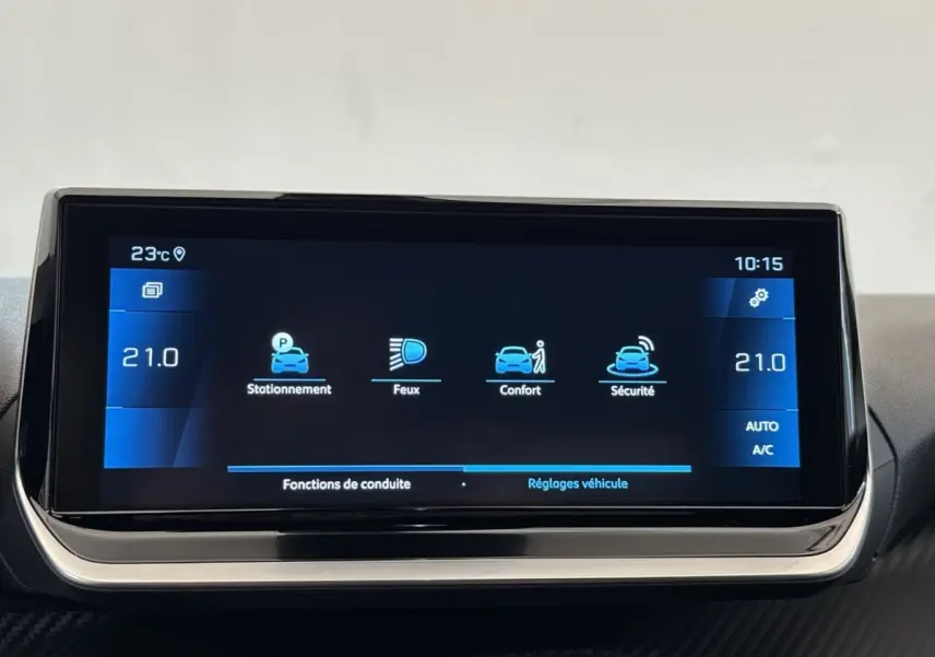 Écran tactile central de 10 pouces affichant les réglages de conduite dans un Peugeot 2008 gris clair de 2023.