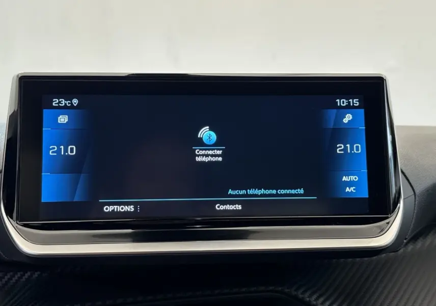Écran tactile central du tableau de bord du Peugeot 2008 gris clair, affichant la connexion Bluetooth et la température à 21°C.
