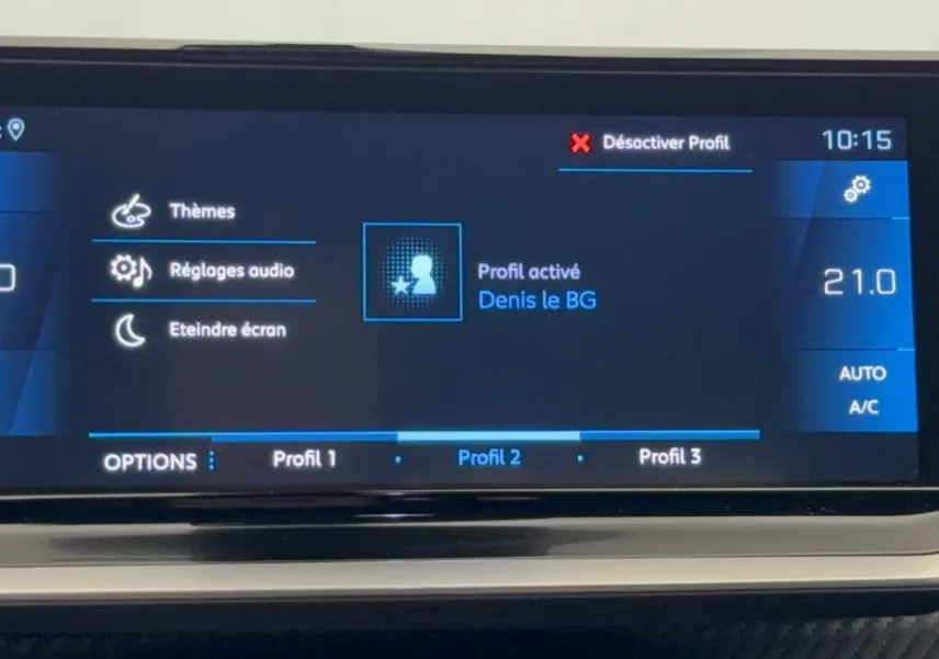Écran tactile central de la Peugeot 2008 gris clair, affichant les réglages de température et profils utilisateur.