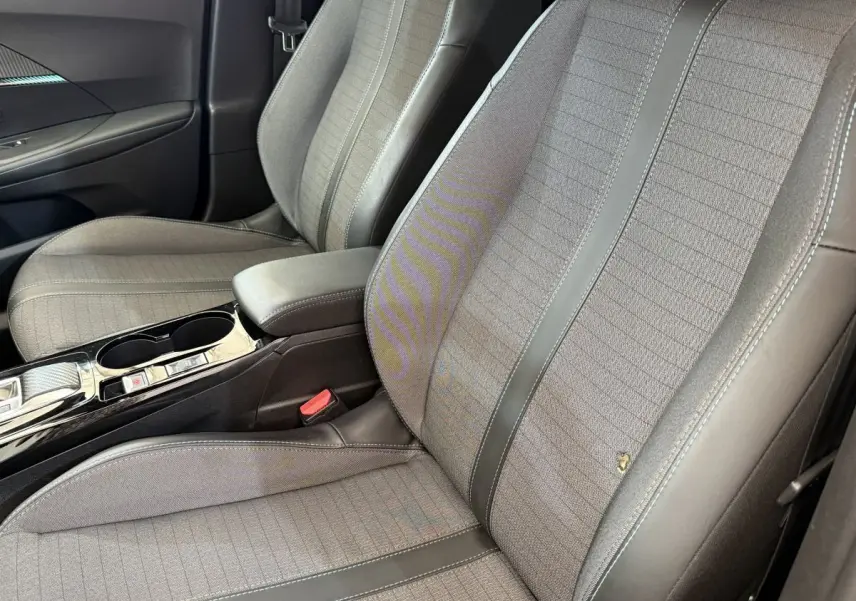 Gros plan sur les sièges avant gris clair en tissu et cuir de la Peugeot 2008 PureTech 130 S&S EAT8 Allure 2023.