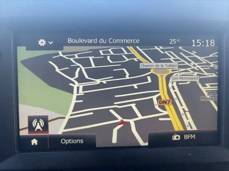 L'image ne montre pas le véhicule Renault Master mais un écran de navigation GPS avec une carte routière.
