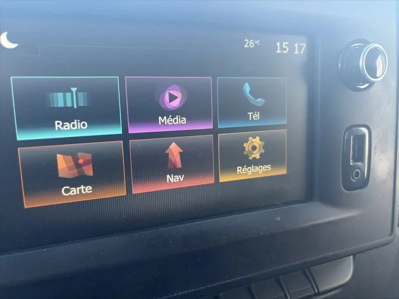 Écran tactile multimédia du Renault Master 2021 affichant les options Radio, Média, Téléphone, Carte, Navigation et Réglages.