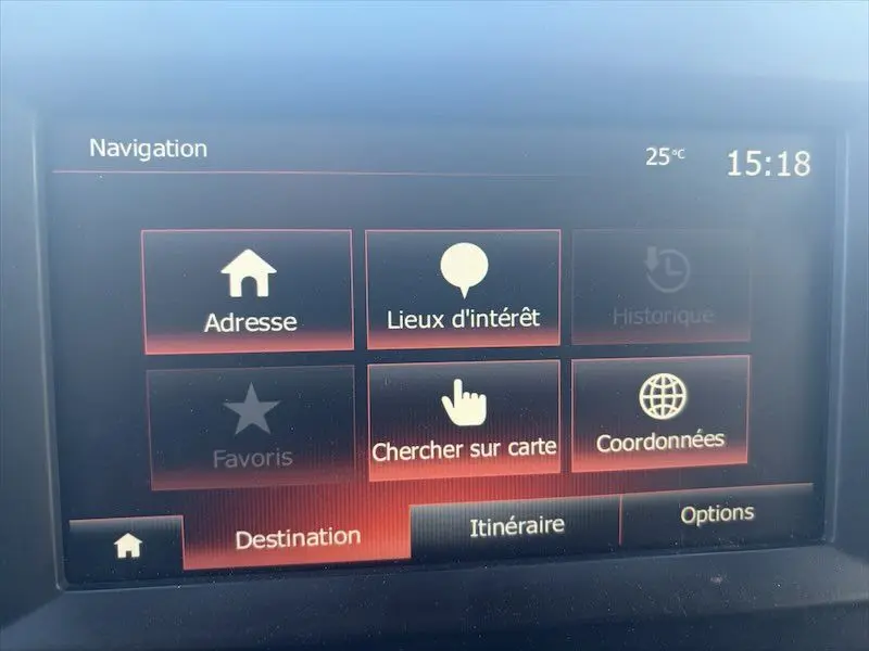 Écran tactile de navigation du Renault Master Grand Confort 2021 affichant les options de destination.