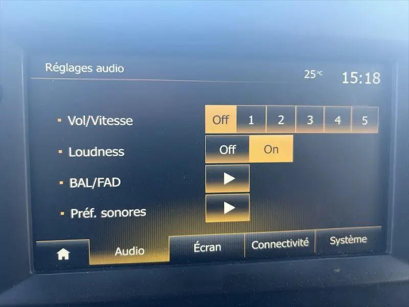 Écran tactile intérieur du Renault Master blanc 2021 montrant les réglages audio avec interface en français.