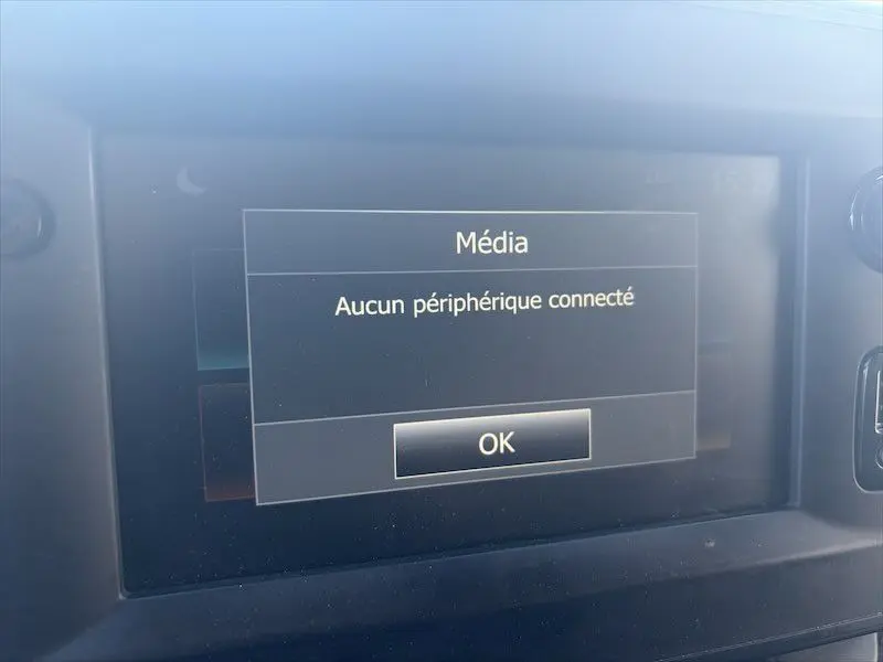 Écran central du tableau de bord du Renault Master affichant un message "Aucun périphérique connecté" en intérieur.