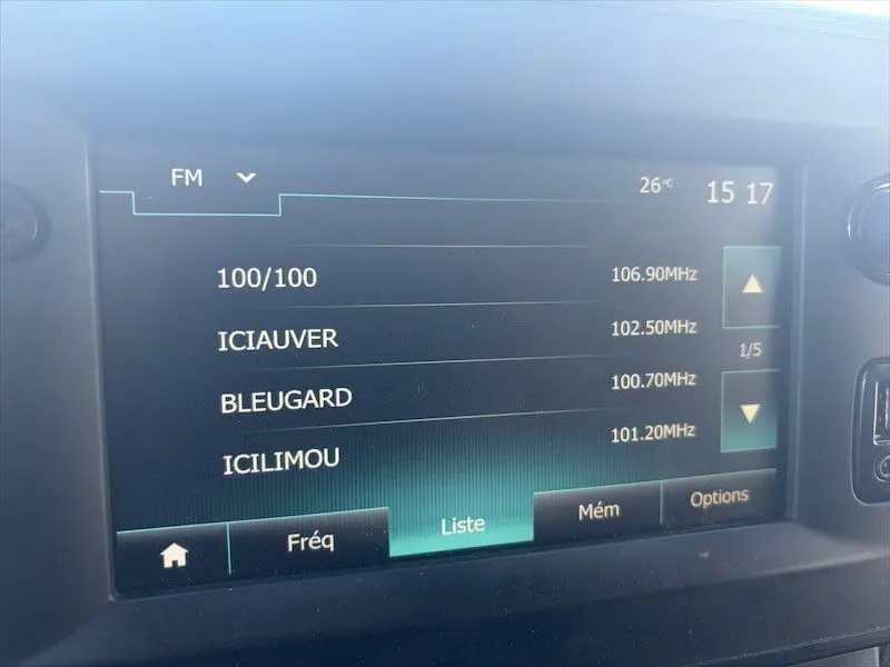 Écran tactile du système multimédia du Renault Master 2021 affichant les stations FM, avec interface en français.