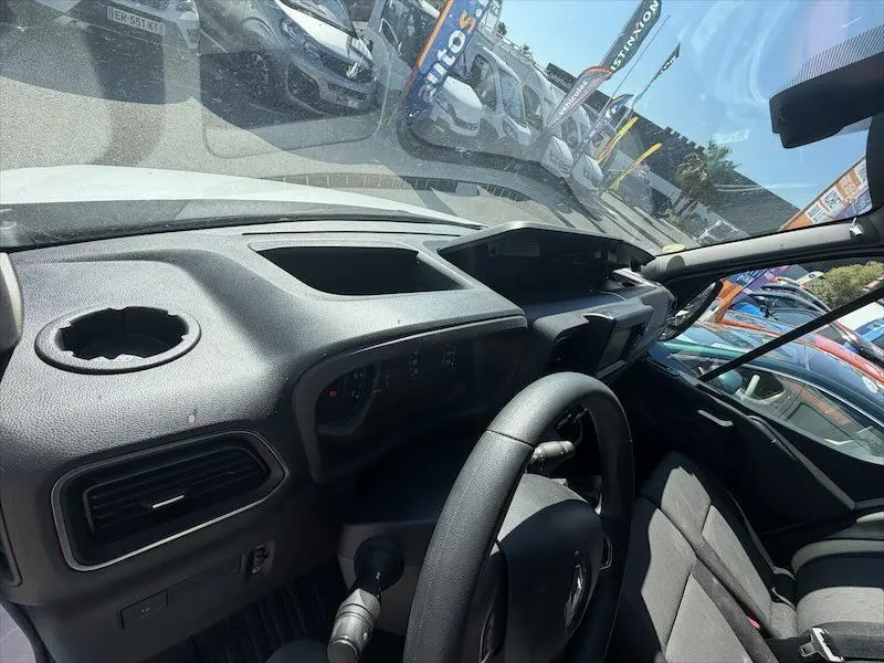 Vue intérieure côté conducteur du Renault Master blanc 2021, montrant le tableau de bord et le volant.