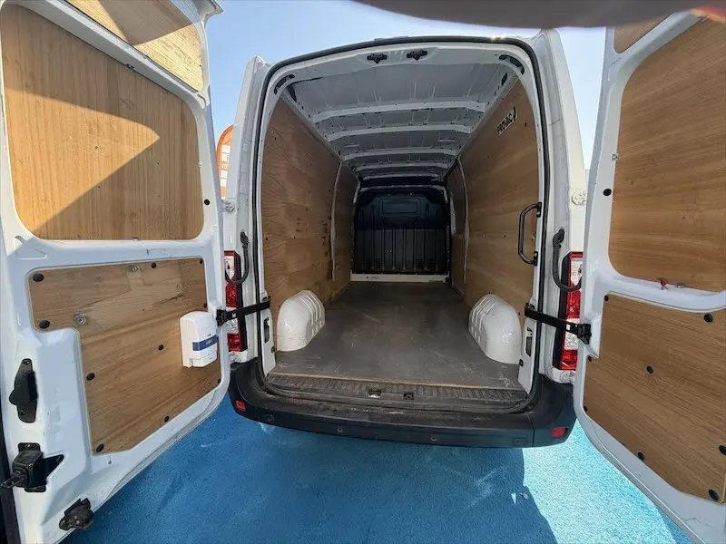 Vue arrière du Renault Master blanc 2021 avec portes ouvertes montrant l'intérieur de la zone de chargement en bois.