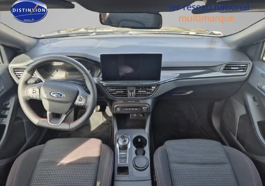 Intérieur avant de la Ford Focus 2024 gris magnétique, vue du tableau de bord avec écran tactile et volant cuir multifonction.