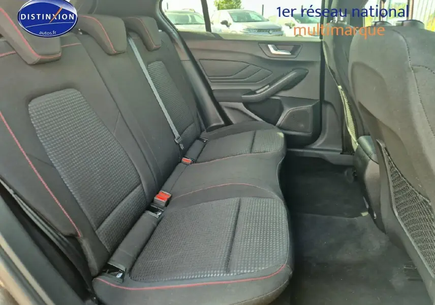 Vue côté droit de la banquette arrière noire avec surpiqûres rouges dans une Ford Focus 1.5 Ecoblue 2024.