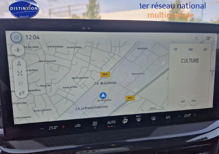 Écran tactile du système de navigation de la Ford Focus 2024 gris magnétique, vue intérieure centrée sur la carte GPS.