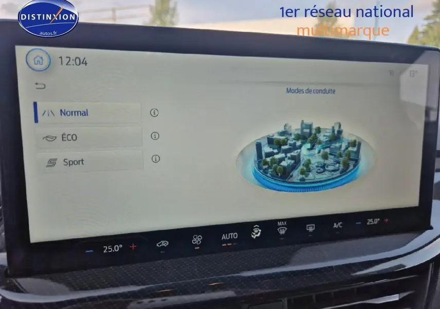 Écran tactile central de la Ford Focus 2024 gris magnétique affichant les modes de conduite en intérieur.