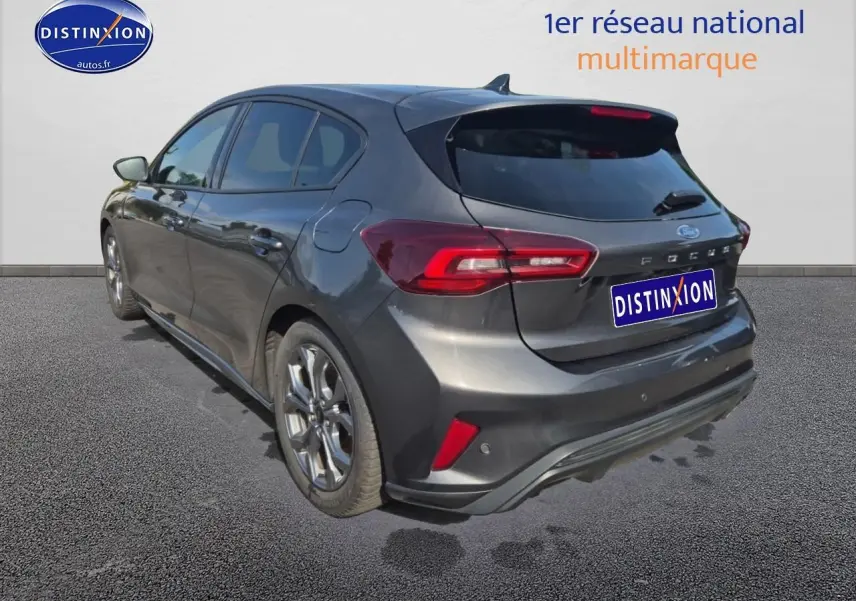 Ford Focus gris magnétique vue 3/4 arrière droit avec feux LED et becquet arrière sportif