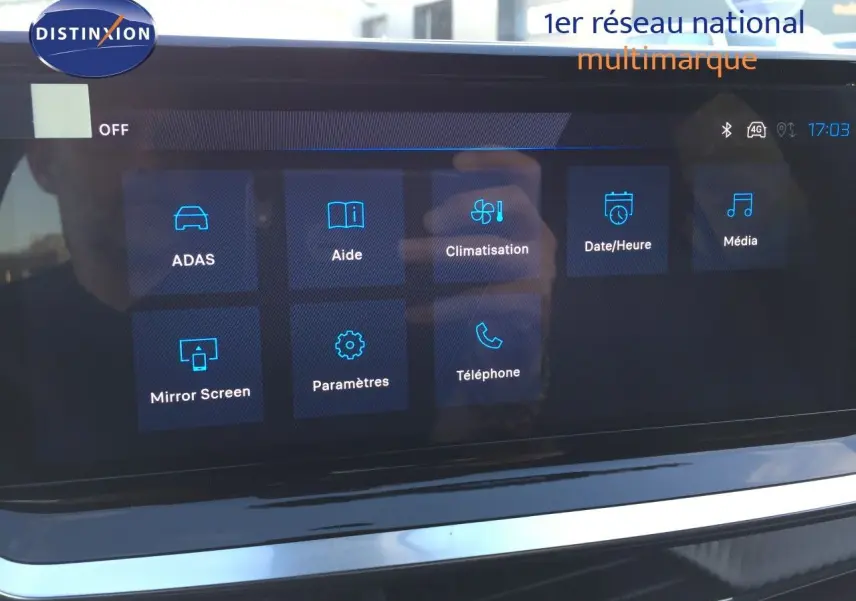 Écran tactile central de la Peugeot 208 1.2 Hybrid 2025 affichant les options ADAS, climatisation et téléphone.