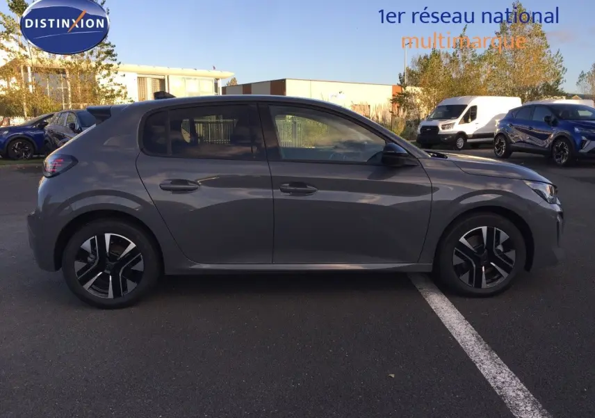 Profil côté gauche d'une Peugeot 208 gris selenium métal 2025, hybride essence, avec jantes noires et argentées.