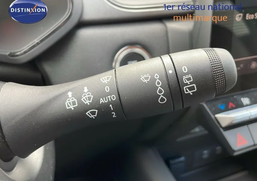 Gros plan sur la commande des essuie-glaces dans l'habitacle du Renault Captur rouge passion 2025 avec toit noir.