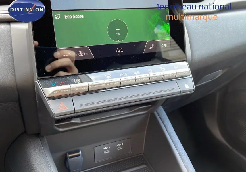Vue rapprochée de la console centrale du Renault Captur E-Tech Hybrid 2025 avec écran tactile et commandes climatisation.