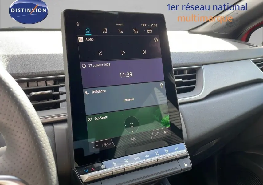 Vue intérieure du tableau de bord du Renault Captur E-Tech Hybrid 2025 avec écran tactile vertical et volant partiel.