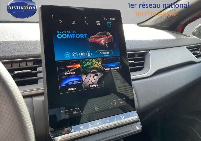 Tableau de bord du Renault Captur E-Tech hybride 2025 avec écran tactile vertical et finition intérieure grise.
