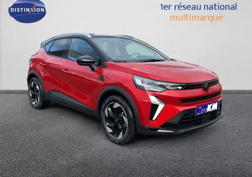 Renault Captur E-Tech hybride rouge passion avec toit noir, vue 3/4 avant droit sur fond neutre.