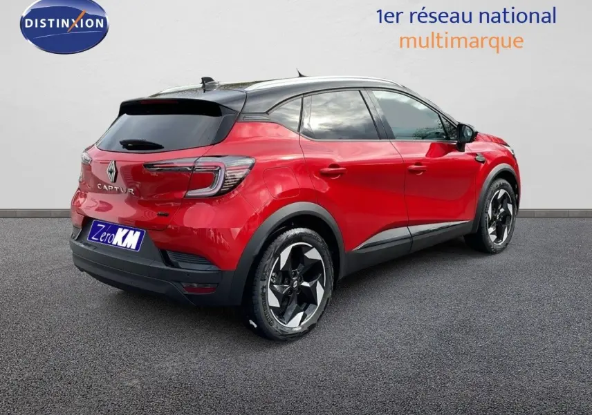 Renault Captur E-Tech hybride rouge passion avec toit noir, vue 3/4 arrière côté gauche sur fond neutre.