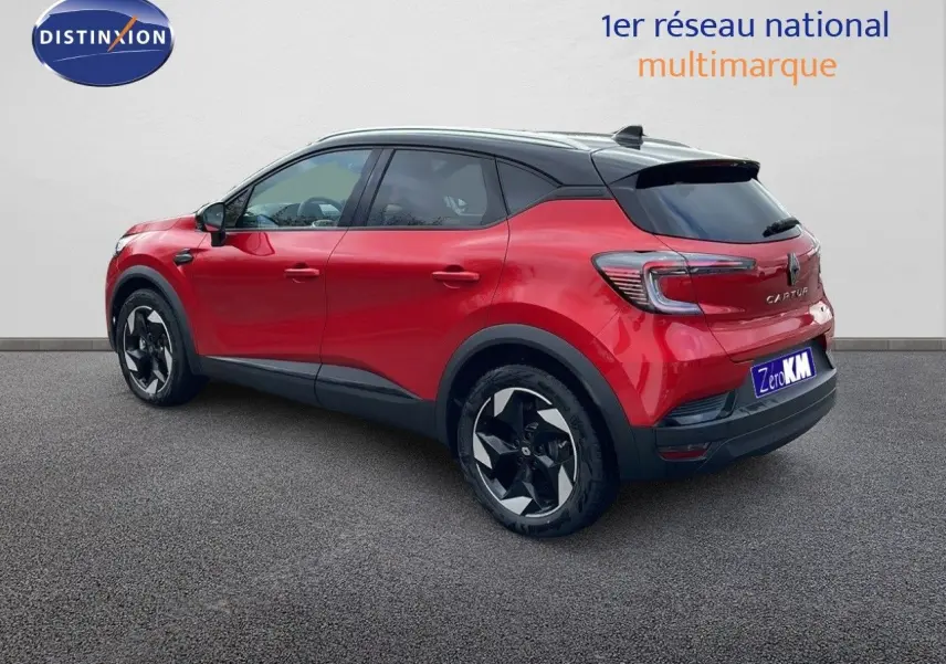 Renault Captur E-Tech hybride rouge passion avec toit noir, vue 3/4 arrière côté gauche, jantes noires et grises.