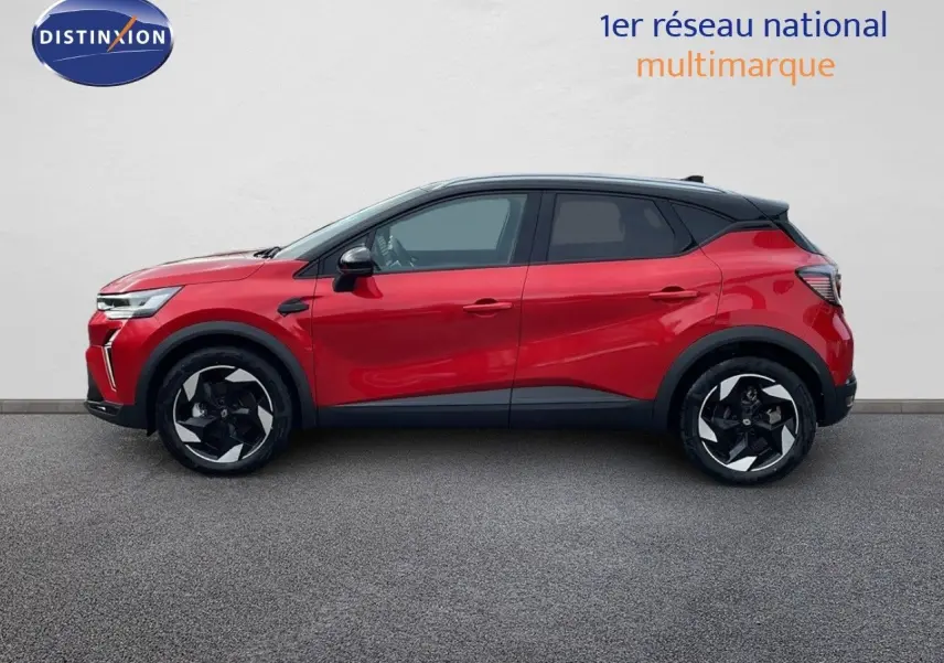 Profil côté gauche du Renault Captur E-Tech hybride 2025 rouge passion avec toit noir et jantes noires bicolores.
