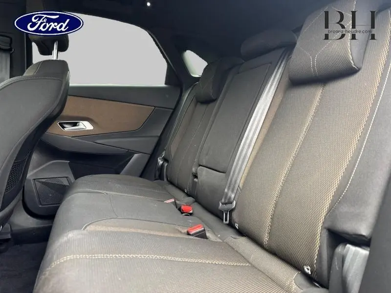 Vue intérieure sur la banquette arrière en tissu Perruzi Bronze du DS7 Crossback 2020, avec ceintures visibles.