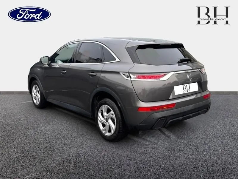 DS7 Crossback gris Platinium vu en 3/4 arrière droit, avec feux arrière LED et vitres surteintées.