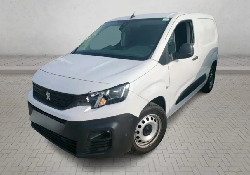 Vue 3/4 avant d'un Peugeot Partner blanc 2021 avec pare-chocs noir et plaque Abeilhe Autos sur un parking extérieur.