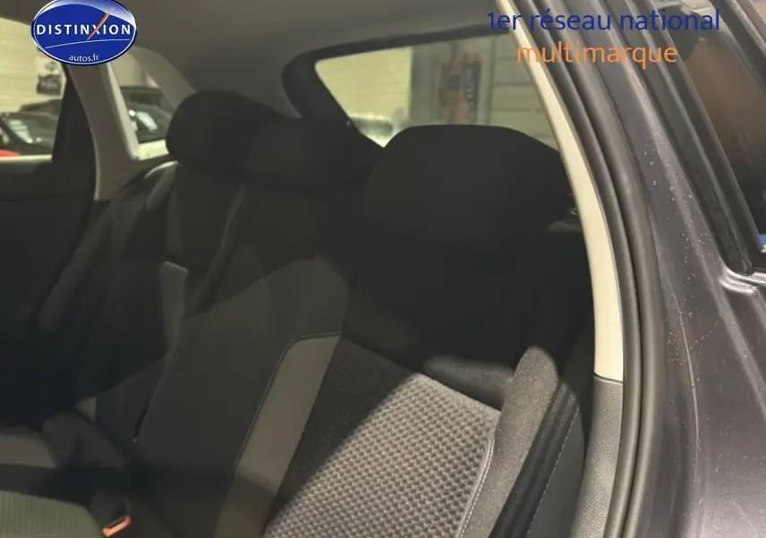 Vue intérieure côté droit sur la banquette arrière en tissu noir de la Volkswagen Polo gris cendre 2025.