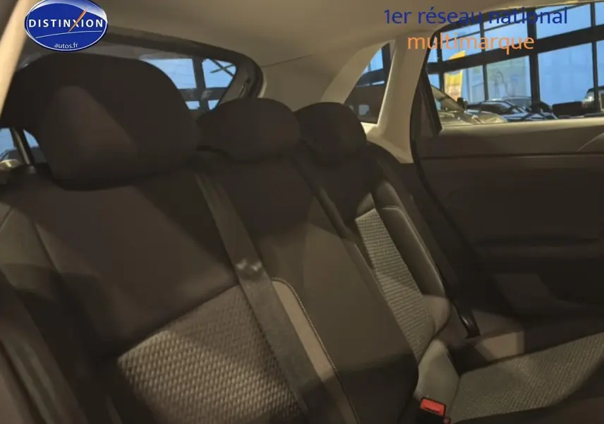 Vue intérieure des sièges arrière en tissu noir et gris d'une Volkswagen Polo 2025, avec ceinture de sécurité visible.