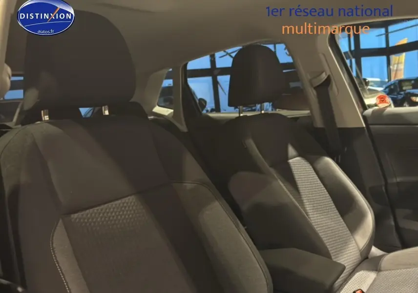 Vue intérieure sur les sièges avant en tissu noir de la Volkswagen Polo 1.0 TSI 95 VW Edition 2025.