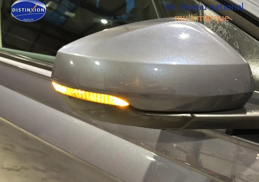 Rétroviseur côté gauche gris cendre de Volkswagen Polo 2025 avec clignotant allumé.