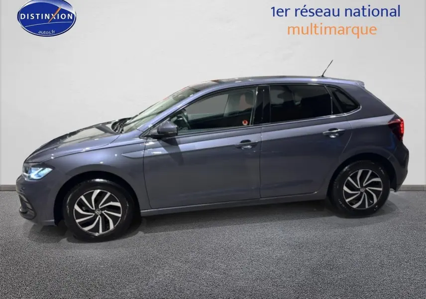 Vue de profil côté gauche d'une Volkswagen Polo gris cendre avec jantes alliage et vitres surteintées.