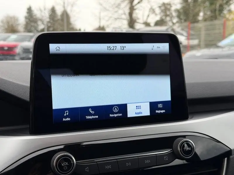 Écran tactile central du Ford Kuga 1.5 EcoBoost 150ch Titanium 2024, vue intérieure du tableau de bord en plan rapproché.