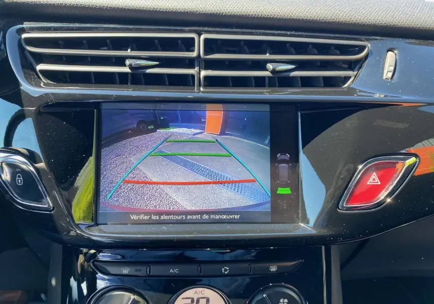 Écran central de la DS3 2018 montrant l’image de la caméra de recul avec les lignes de guidage colorées.