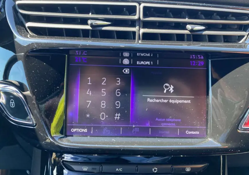 Vue rapprochée de l’écran tactile central du DS3 2018 affichant le clavier numérique et la recherche Bluetooth.