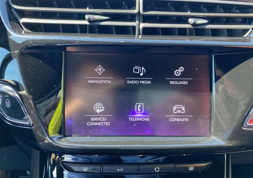 Écran tactile central du DS3 2018 affichant les options navigation, radio, téléphone et réglages, avec tableau de bord noir brillant.