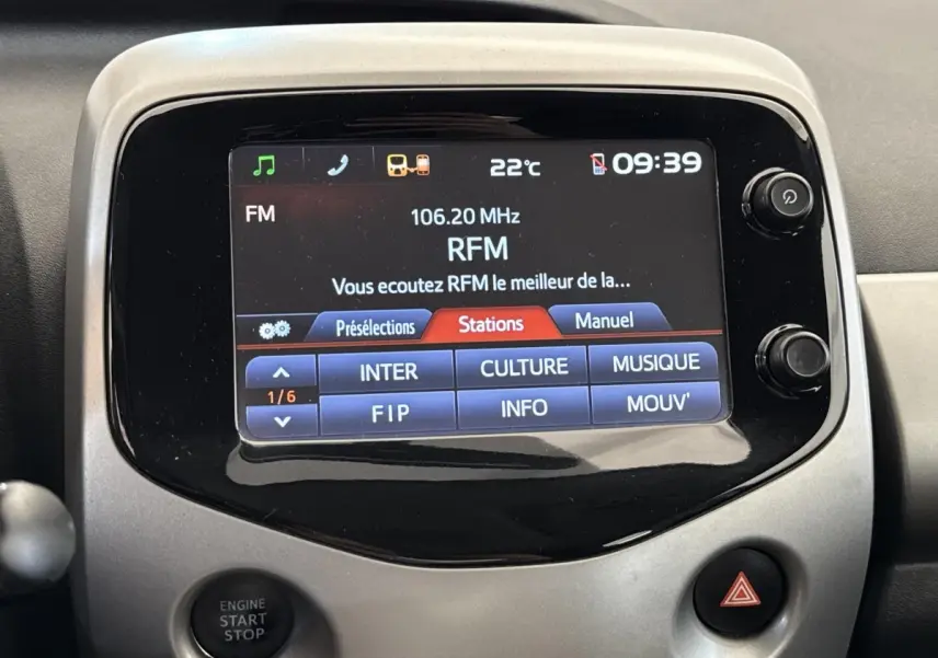 Écran tactile central de la Toyota Aygo 2017 gris clair affichant les stations radio FM avec commandes autour.