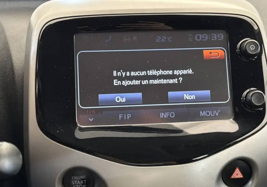 Écran tactile central de la Toyota Aygo 2017 gris clair affichant un message d’appairage téléphone.