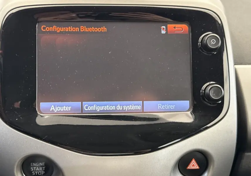 Écran tactile central de la Toyota Aygo 2017 montrant le menu de configuration Bluetooth, entouré de boutons noirs.
