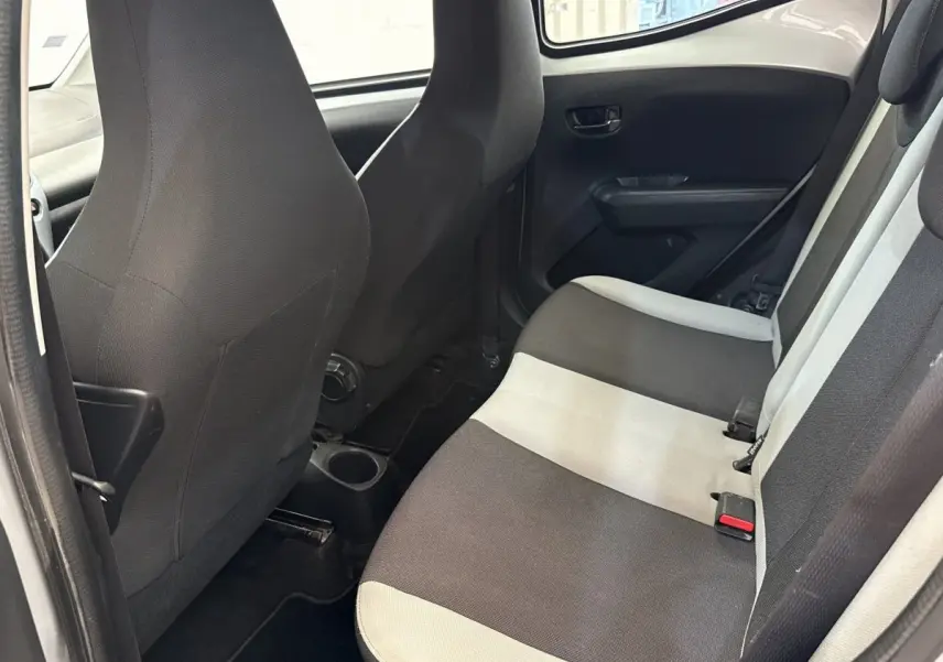 Vue intérieure montrant la banquette arrière bicolore gris clair et noir de la Toyota Aygo 2017, côté droit.