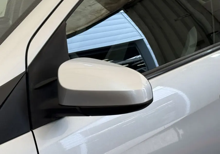 Rétroviseur extérieur côté conducteur gris clair de la Toyota Aygo 2017, vue rapprochée sur la portière avant.