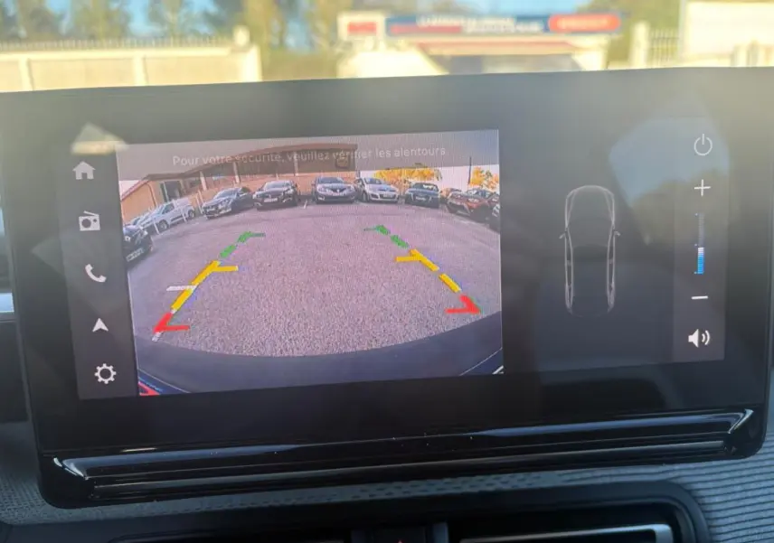 Écran de caméra de recul du Citroën C3 gris foncé 2025, affichant les lignes de guidage colorées et le parking derrière.