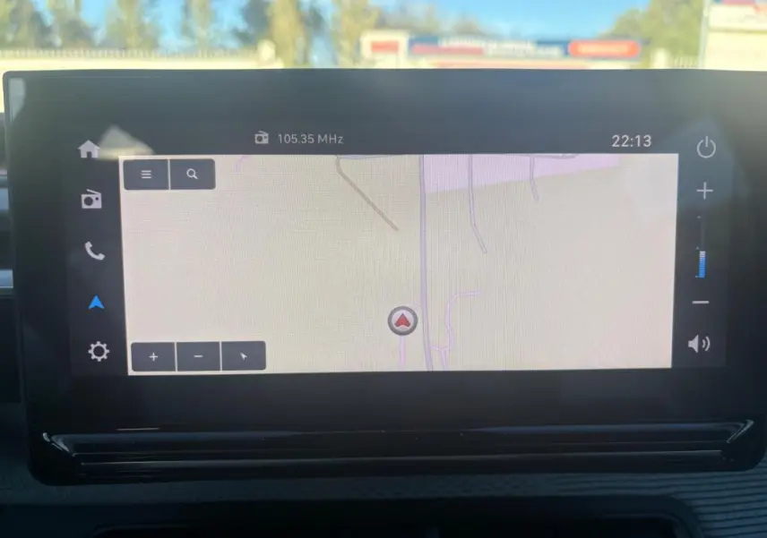 Écran tactile central de la Citroën C3 gris foncé 2025 affichant la navigation GPS en plein jour.