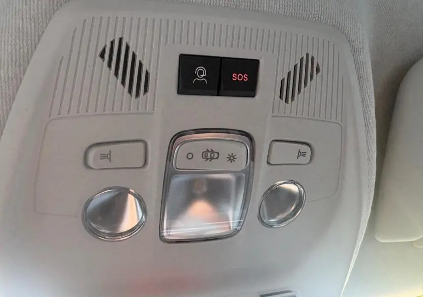 Plafonnier intérieur gris clair avec boutons d’éclairage et alerte SOS sur Citroën C3 2025 gris foncé.
