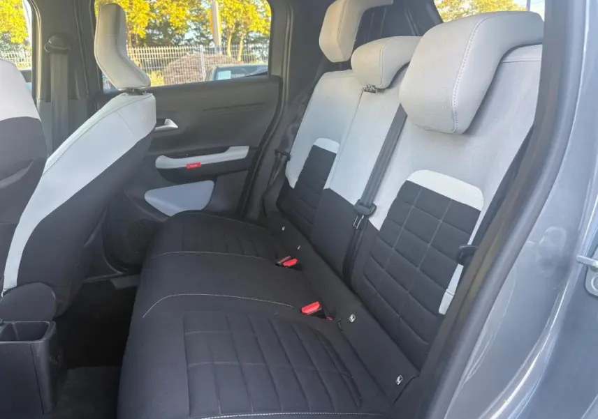 Vue intérieure côté droit sur les sièges arrière bicolores gris clair et noir du Citroën C3 gris foncé 2025.