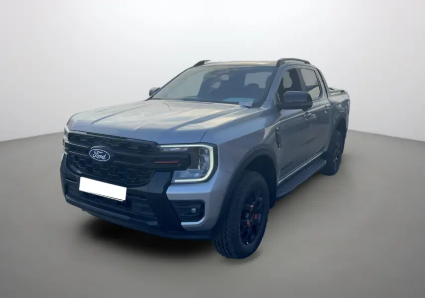 Ford Ranger Wildtrak gris iconic en 3/4 avant droit, avec calandre noire et jantes alu noires tout-terrain.