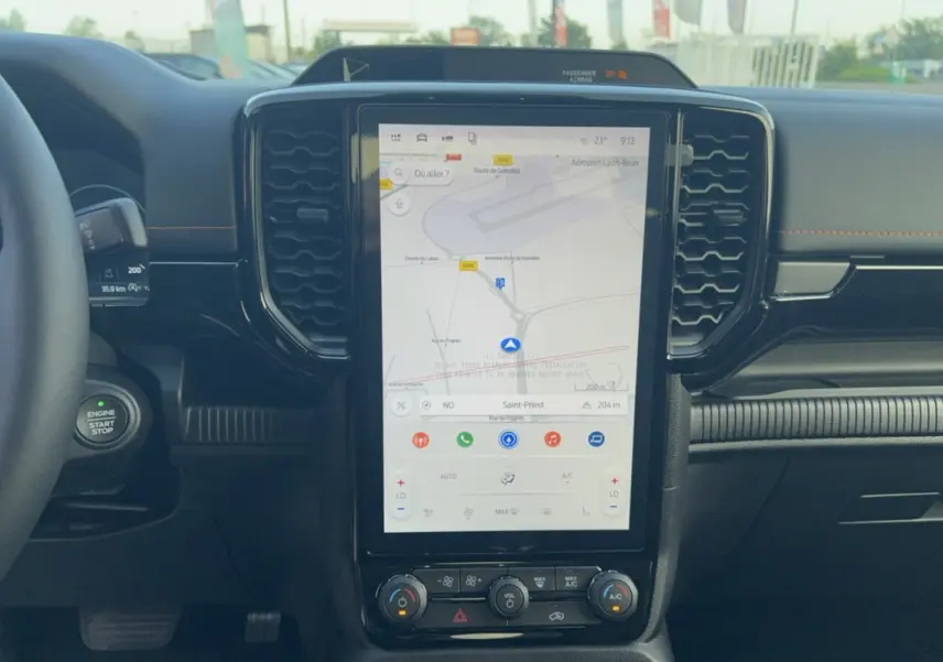Intérieur du Ford Ranger Wildtrak 2026 vu de face, écran tactile central affichant la navigation, tableau de bord noir.
